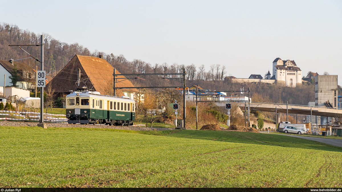 Der frisch revidierte ex Sensetalbahn CFe 2/4 101 der Betriebsgruppe Triebwagen 101 auf der Fahrt von Bönigen nach Romanshorn am 8. März 2021 bei Holderbank.