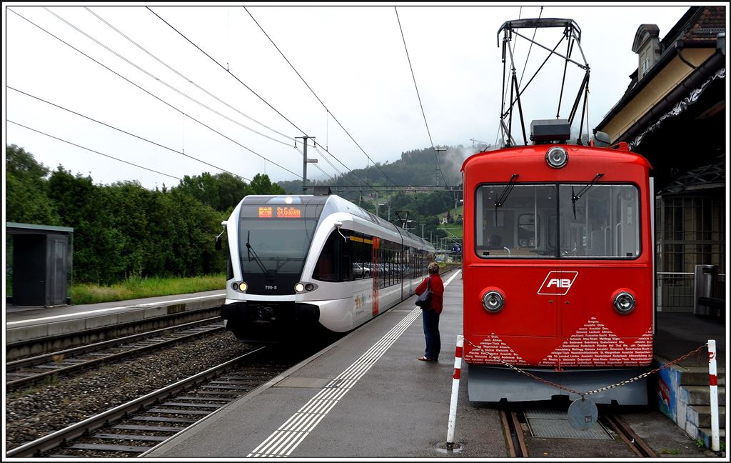 Der frisch revidierte Triebwagen der Rheineck Walzenhausen Bahn bewog mich mal einen andern Weg von Heiden nach Chur zu fahren. S2 23260 RABe 526 796-8 nach Herisau hält unmittelbar neben dem BDeh 1/2 1 in Rheineck. (10.07.2014)