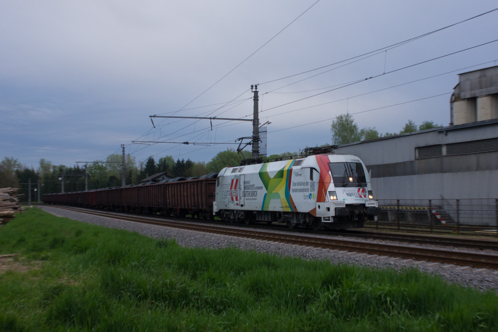 Der Frontrunner mit einem Eanos-Ganzzug, während der Dämmerung bei der Betriebsausweiche Retznei, aufgenommen am 17.04.2014.