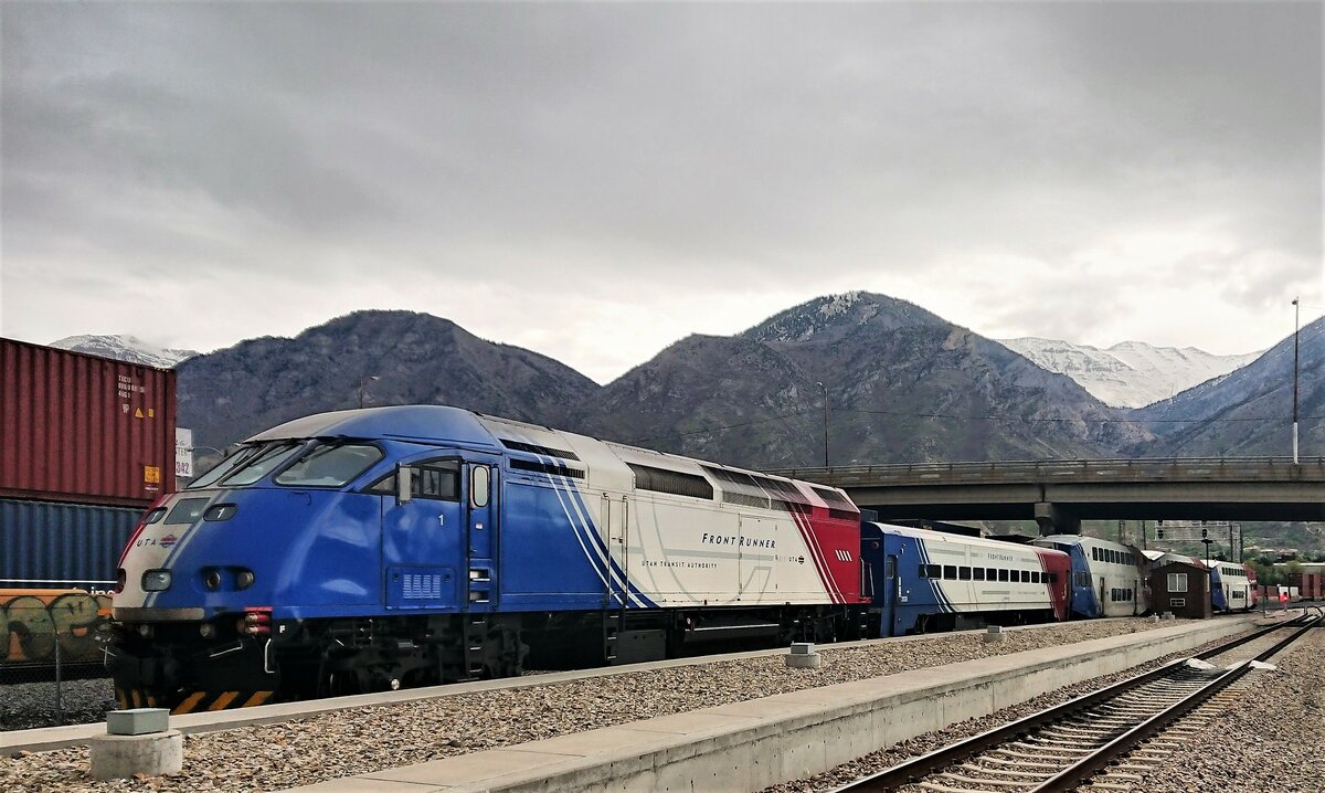 Der Frontrunner der UTA (Utah Transit Authority) ist praktisch die S-Bahn von Salt Lake City in Utah und fährt zwischen Provo und Ogden, hier am südlichen Endpunkt Provo am 7.5.2019