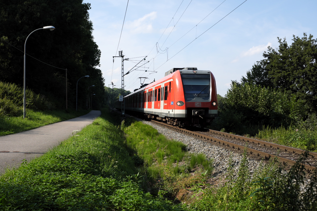 Der frühe Abend des 02.08.17 wurde genutzt, um 423 572-7 bei der Einfahrt in St. Koloman zu fotografieren. Sein Wendepunkt ist München-Riem, da der Stammstreckentunnel in München mal wieder gesperrt war.