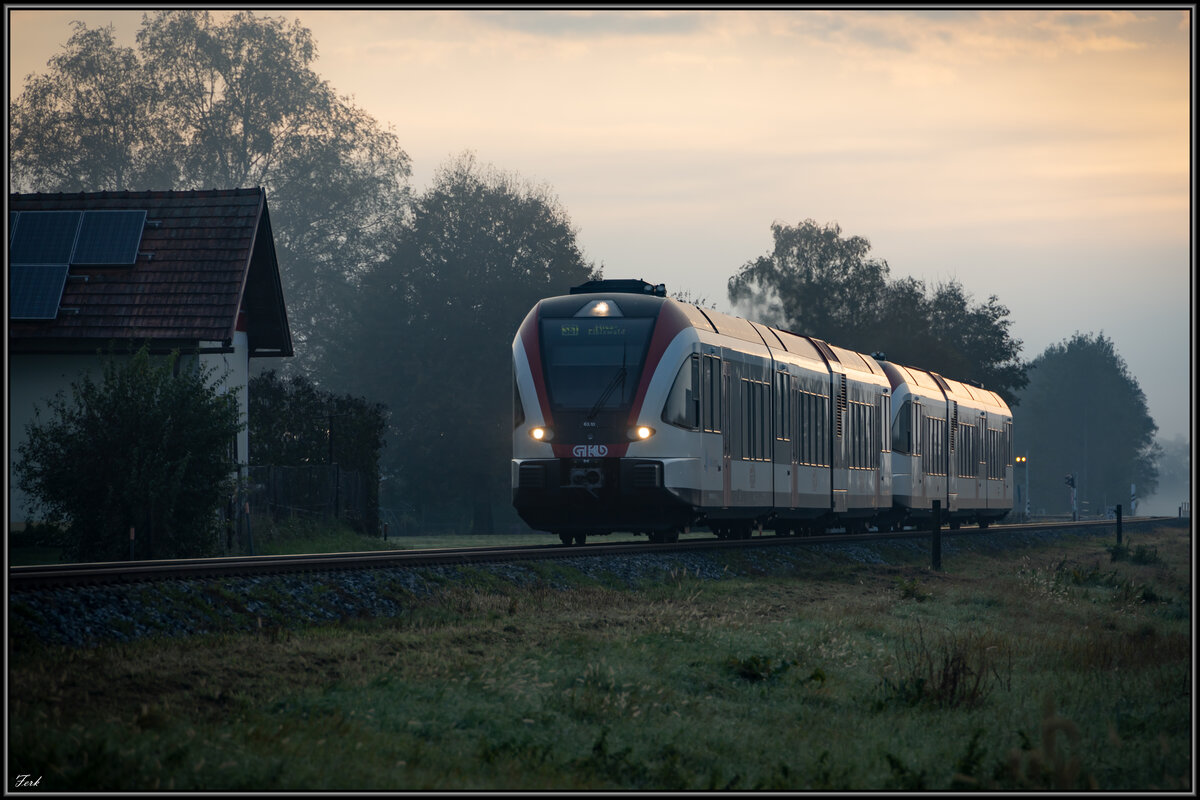 Der frühe Morgen des 7.Oktober 2022 bei Groß Sankt Florian. 
Zwei GTW 2/8 auf dem Weg nach Wies Wibiswald. 