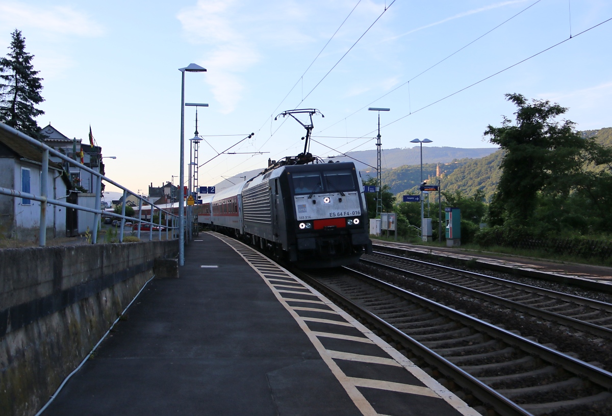 Der frühe Vogel fängt den AZ! 189 916 (ES 64 F4-016) mit Autoreisezug in Fahrtrichtung Norden. Aufgenommen in Lorchhausen am 18.07.2014.