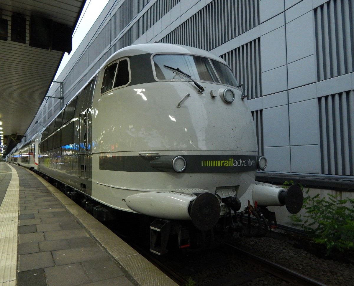 Der frühe Vogel fängt den Wurm oder wie hier die Lok. 103 222 stand mit 3 IC-Dostos, 146 556 und 2 Schutzwagen in Düsseldorf Hbf abgestellt. Gegen kurz vor 19 Uhr ging es dann Richtung Krefeld.

Düsseldorf 22.07.2015