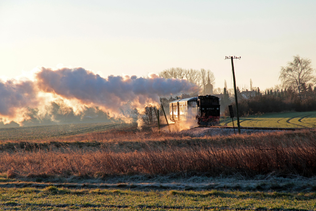 Der frühe Vogel sieht den Turm(oder so ähnlich). Hier hat am 30.12.2013 der erste Zug des Tages am Morgen gerade Naundorf verlassen. Im Hintergrund ist der Turm der St.-Katharinenkirche zu sehen.