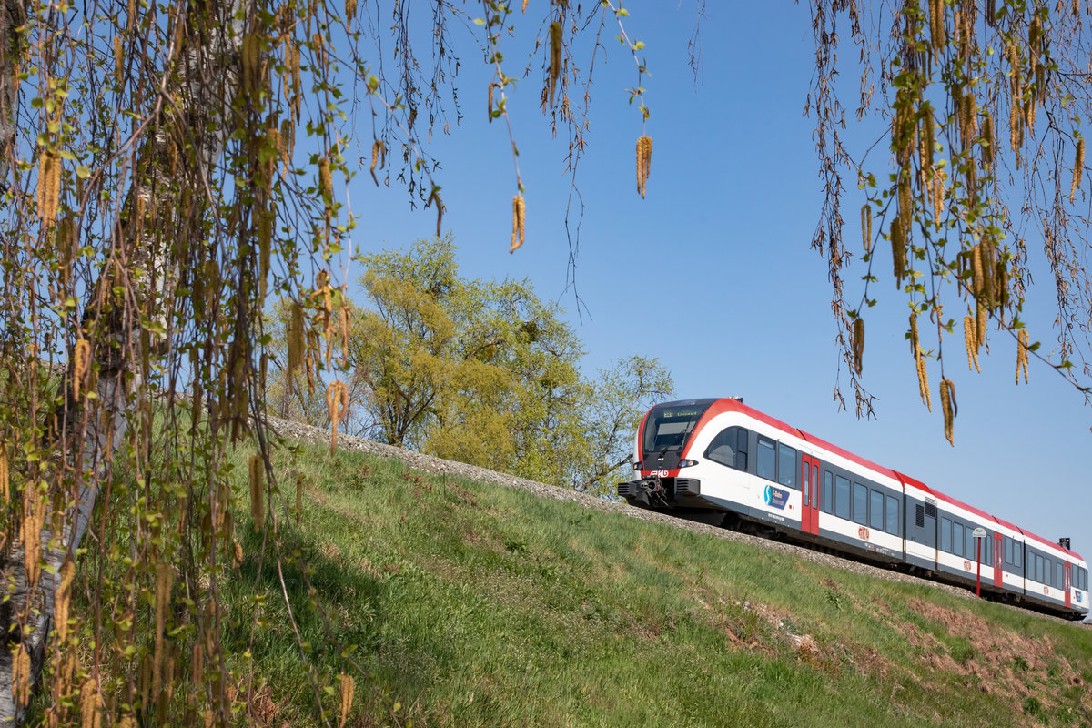 Der Frühling ist endgültig bei uns angekommen ,... 
Strahlender Sonnenschein und der Genuss kein Flugzeug am Himmel zu entdecken machen das Leben doch ganz Schön ,.... 

EIN GTW 2/8 bei der einfahrt in den Bahnhof Deutschlandsberg am 8.04.2020