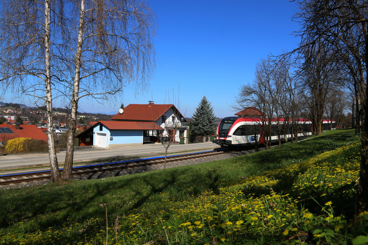 Der Frühling hält Einzug in der Weststeiermark. R 8560 am Vormittag des sonnigen 27.04.2017 auf der Leibenfelder Höhe 