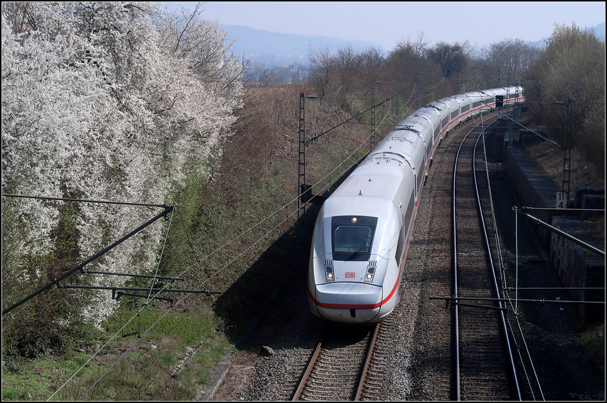 Der Frühling kommt ins Remstal und mit ihm die ICEs -

Umgeleiteter ICE 4 in Fahrtrichtung Stuttgart bei Kernen-Rommelshausen.

23.03.2019 (M)