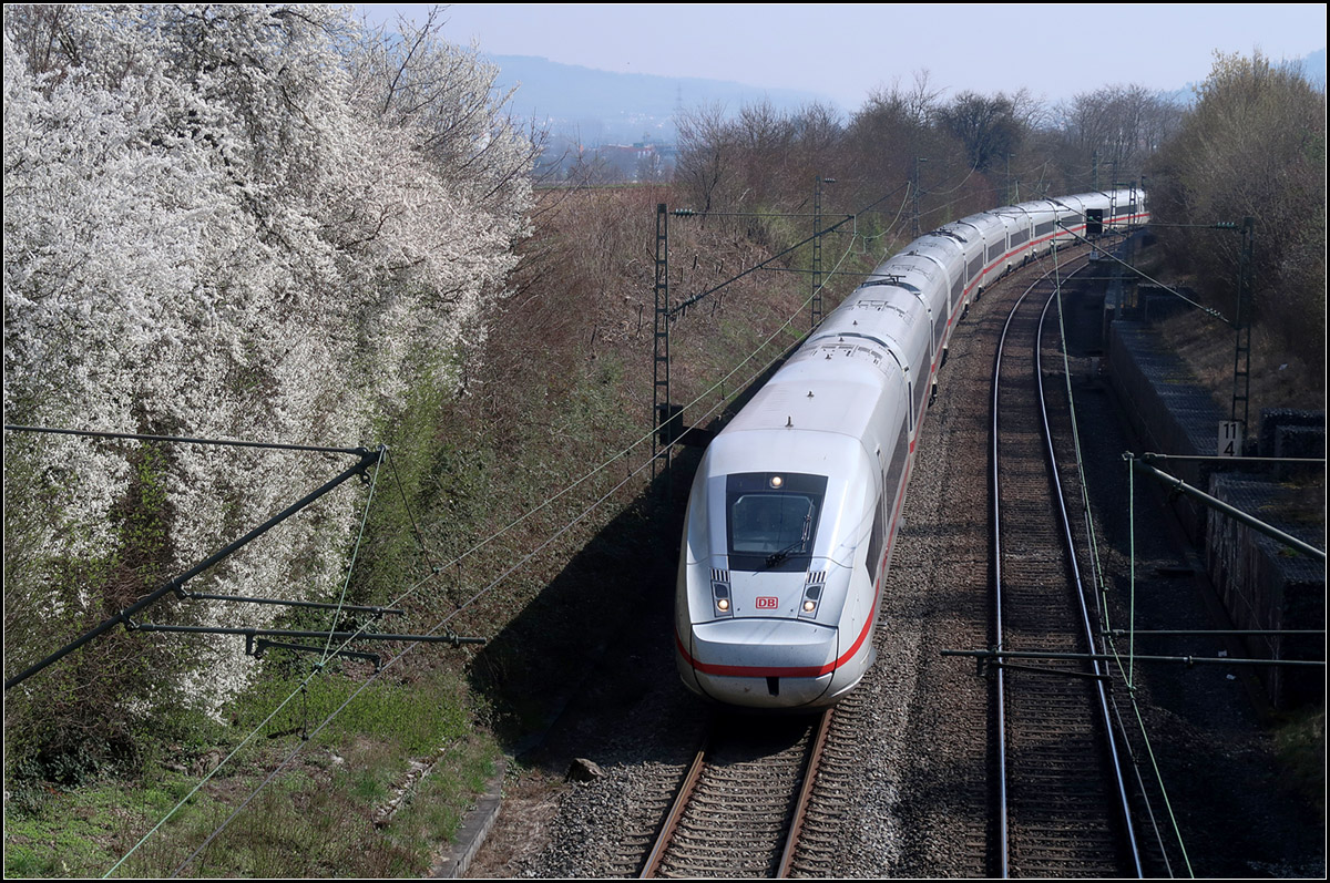 Der Frühling kommt ins Remstal und mit ihm die ICEs -

Umgeleiteter ICE 4 in Fahrtrichtung Stuttgart bei Kernen-Rommelshausen.

23.03.2019 (M)
