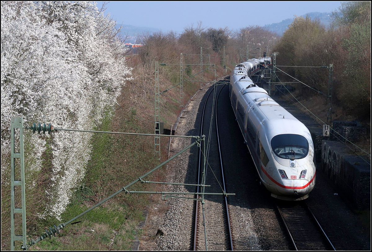 Der Frühling kommt ins Remstal und mit ihm die ICEs -

Umgeleiteter ICE 3 in Fahrtrichtung München bei Kernen-Rommelshausen.

23.03.2019 (M)