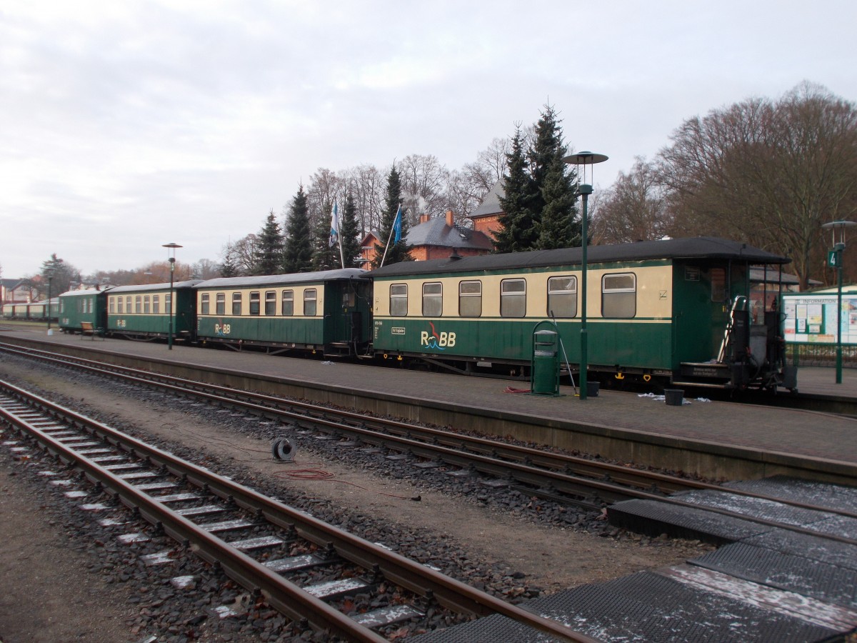 Der Frühzug nach Göhren,Abfahrt kurz nach 10:00 Uhr,noch ohne Bespannung,am 01.Februar 2016,in Putbus.