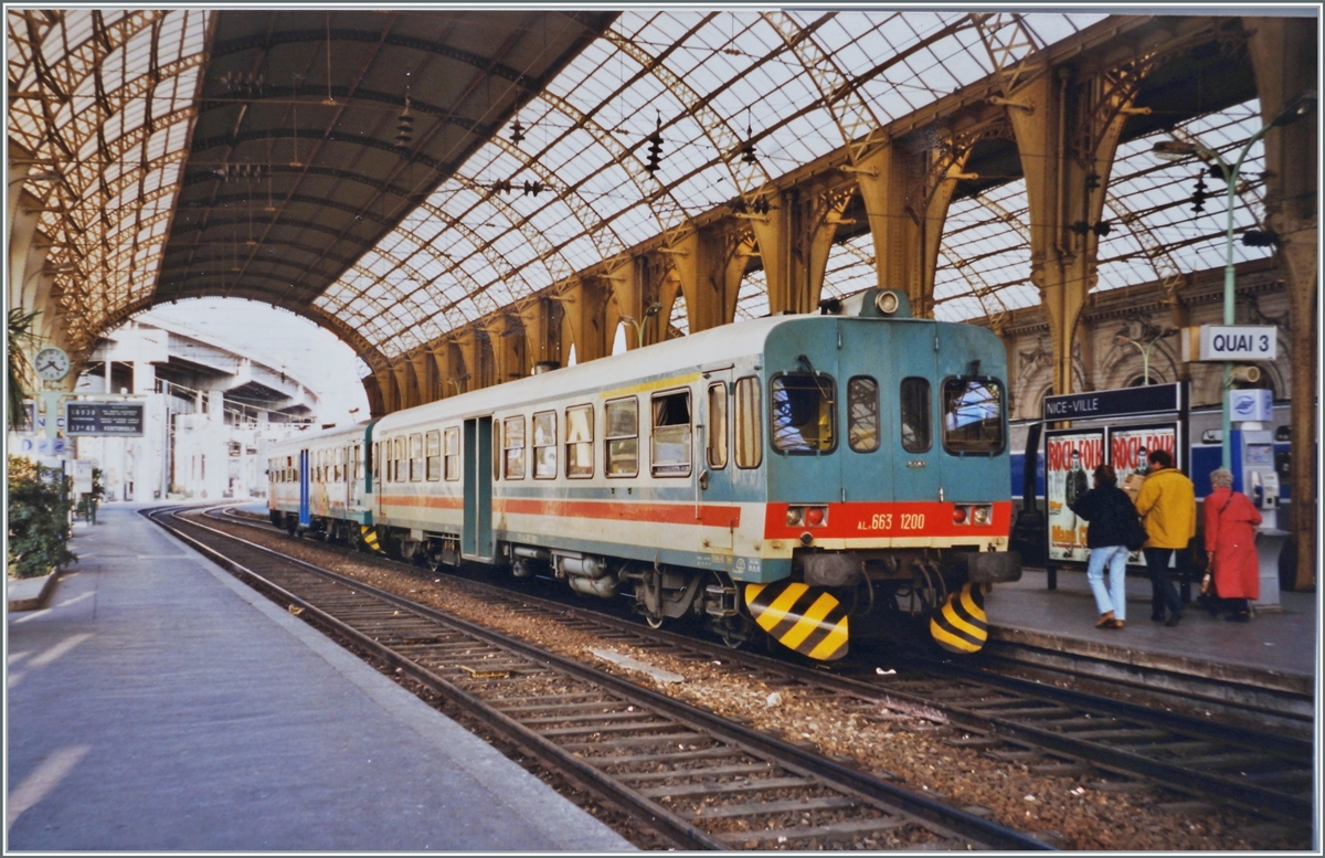 Der FS Aln 663 1200 und ein weiterer warten in Nice auf die Abfahrt via Tenda nach Torino. 
Leider hat die vielversprechende Eröffnung der Tendabahn die Erwartungen nicht erfüllt und das Angebot ist heute sehr ausgedünnt. 

Analogbild vom März 1993