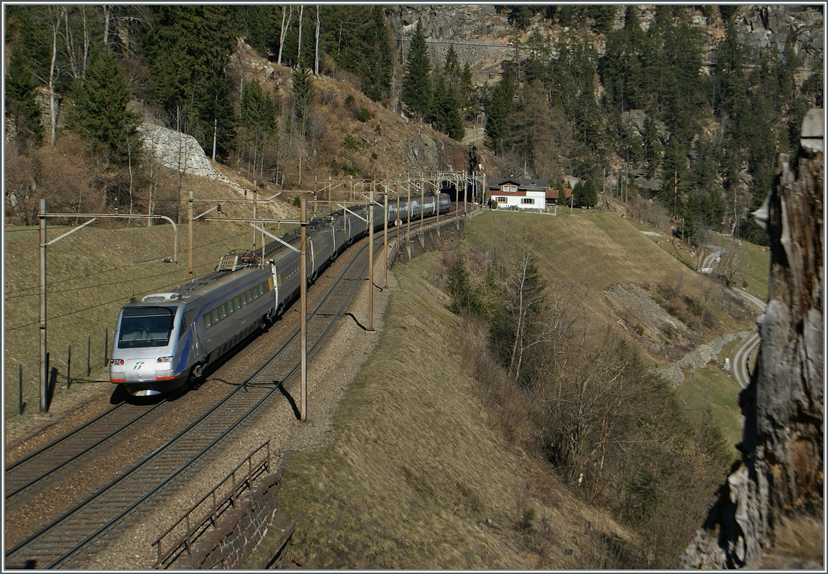 Der FS ETR 470 auf der Fahrt als EC 14 von Milano nach Zürich oberhalb von Wassen.
14. März 2014