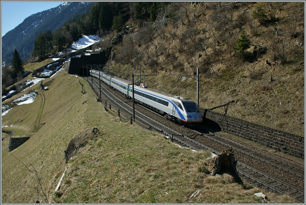 Der FS ETR 470 verlässt die Obere Entschigtal Galerie fährt nun Richtung Leggistein Kehrtunnel. 
Wassen, den 14. März 2014