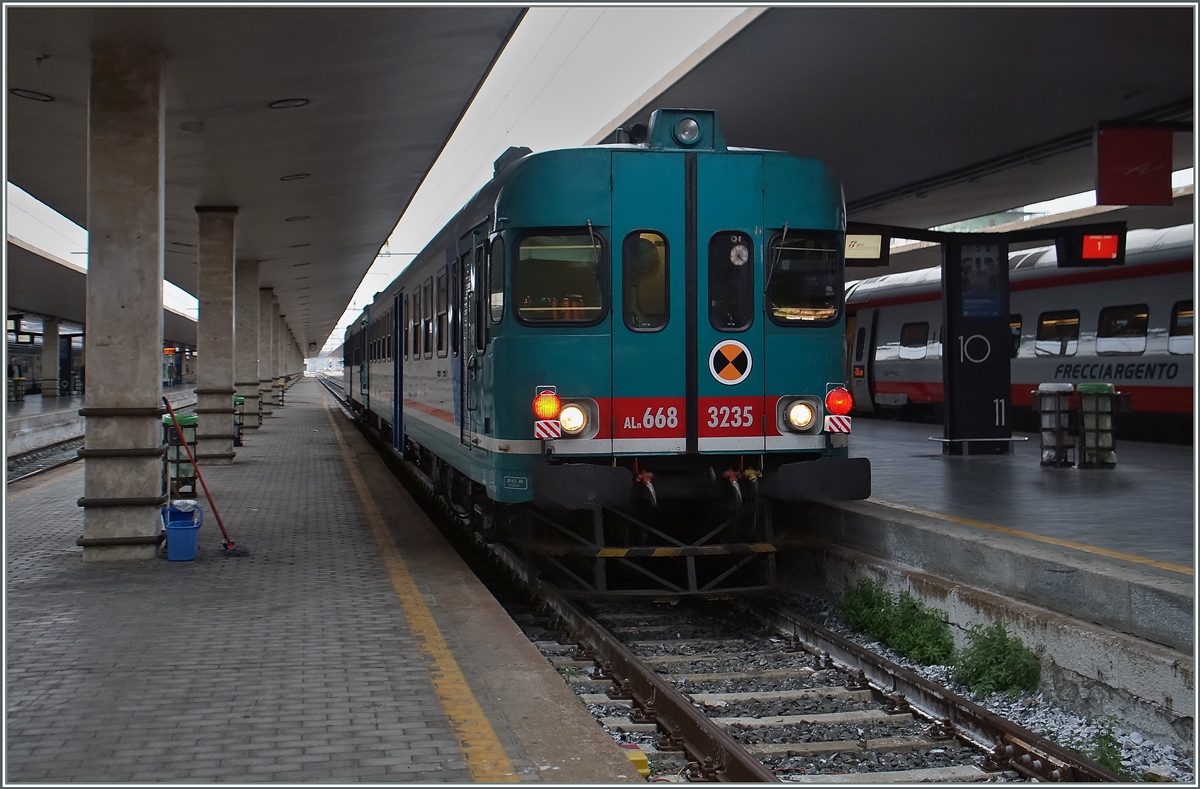 Der FS Trenitalia Aln 668 3235 mit Anhang sind in Firenze eingetroffen und rangieren nun auf ein Abstellgleis.
13. Nov. 2015