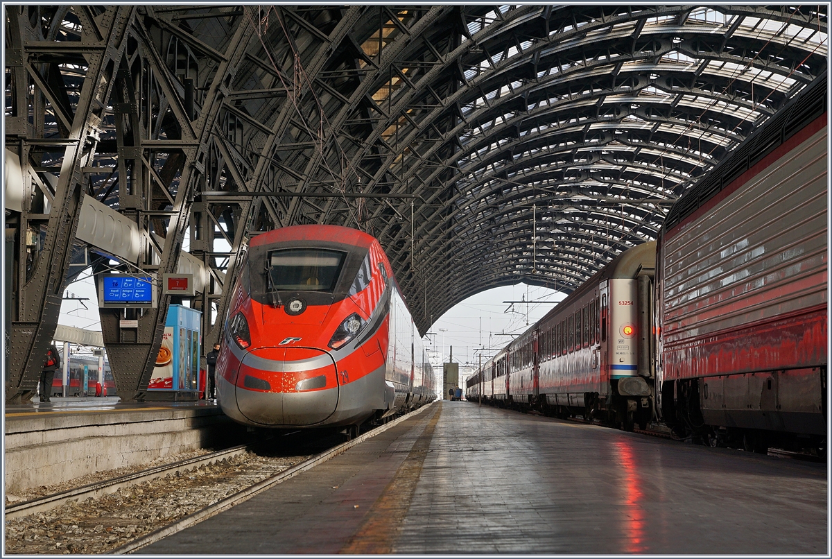 Der FS Trenitalia ETR 400 Frecciarossa 1000 wartet in Milano Centrale auf die Abfahrt nach  Roma Termini um 12:00; der Hochgeschwindigkeitszug wird die Strecke in nur 2 Stunden und 55 Minuten ohne kommerziellen Halt zurücklegen.
16. Nov. 2017 
