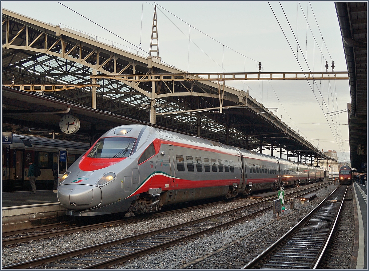 Der FS Trenitalia ETR 610 012 als EC 35 von Genève nach Milano beim Halt in Lausanne.
30. Mai 2018