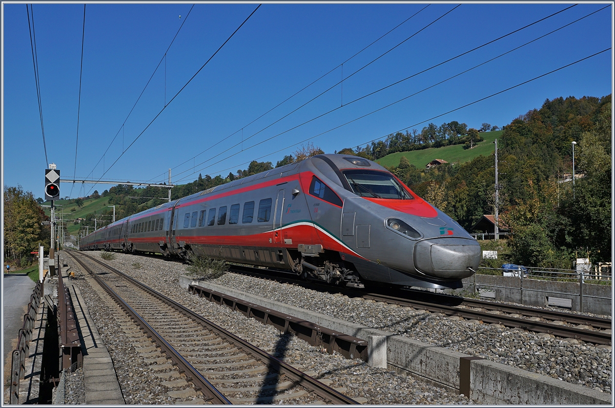 Der FS Trenitalia  ETR 610 002 als EC 57 von Basel SBB nach Milano Centrale bei der Durchfahrt in Mülenen.

10. Oktober 2018