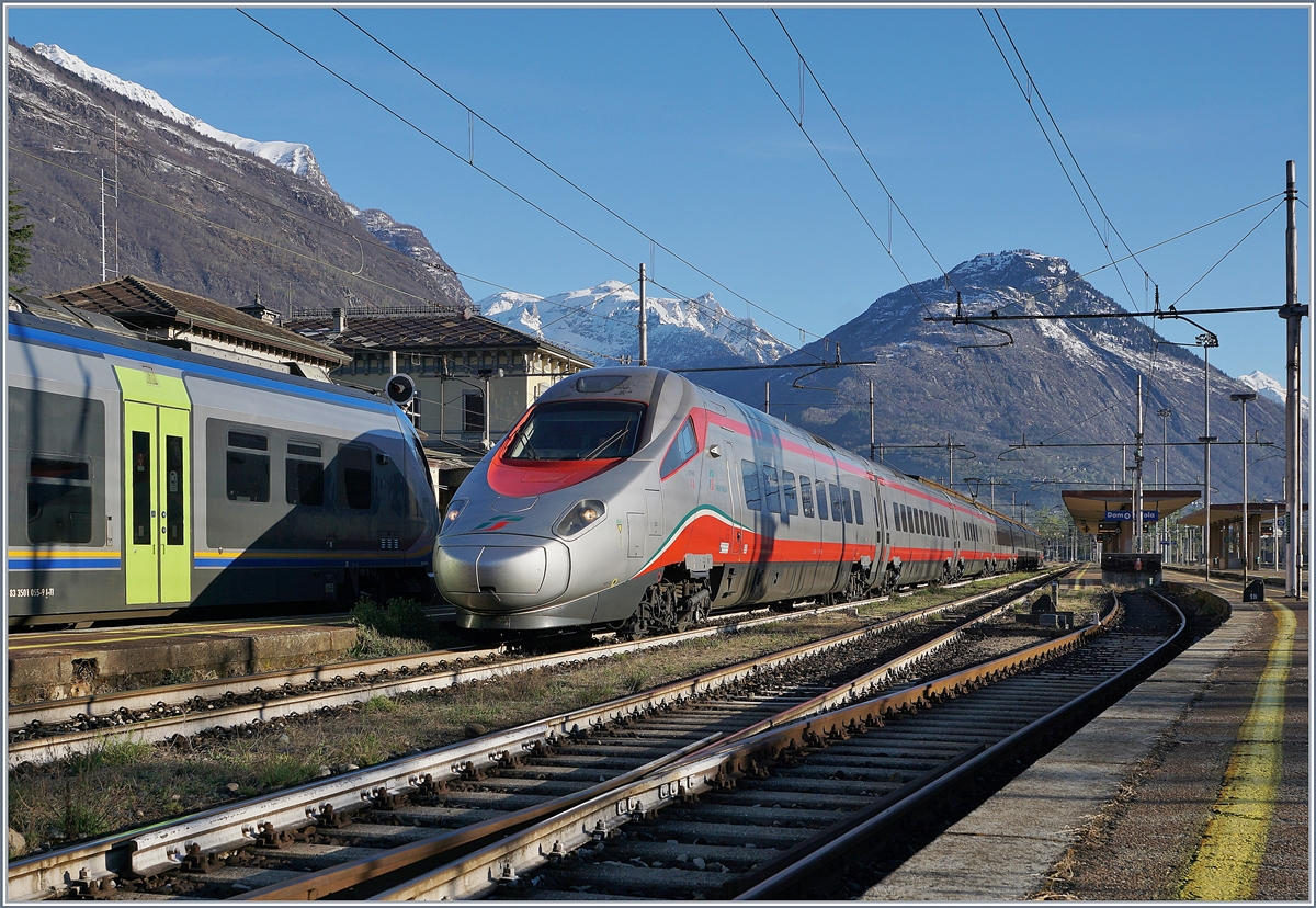 Der FS Trenitalia ETR 610 004 verlässt als EC 35 von Genève nach Milano den Bahnhof von Domodossola.


8. April 2019