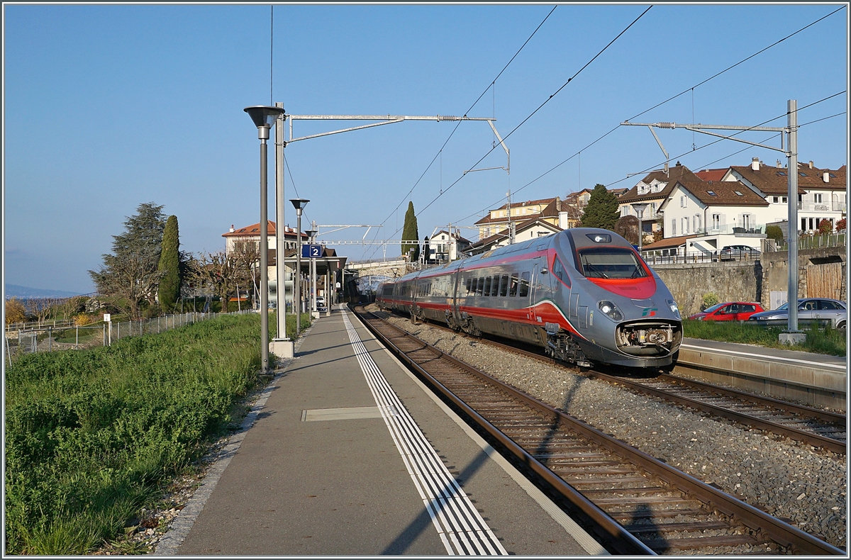 Der FS Trenitalia ETR 610 011 als EC 37 ist von Genève auf dem Weg nach Milano und fährt durch den Bahnhof von Rivaz, welcher nun den  Kundenbedürfnissen angepasst  wurde und im ETCS Betreibe gesteuert wird. Die Gleisverbindung im Bahnhof ist verschwunden, sie wurde als doppelte Geleisverbindung im Zuge der ETCS Umbauten westlich des Bahnhofs verlegt. Zudem, wurde wie das Bild deutlich zeigt, die Fahrleitungsanlage grundlegend erneuert. 

3. April 2021