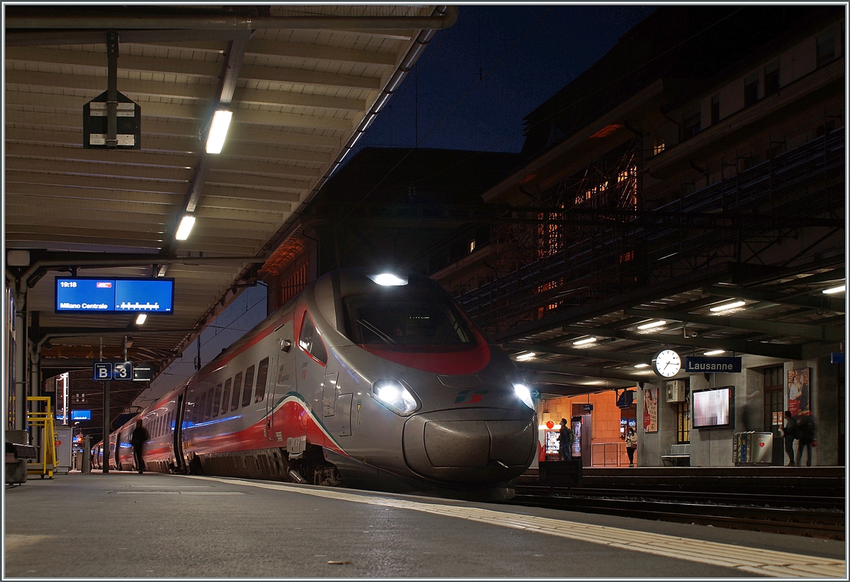 Der FS Trenitalia ETR 610 011 wartet in Lausanne als EC 41 auf die Abfahrt nach Milano Centrale. 

23. Oktober 2021