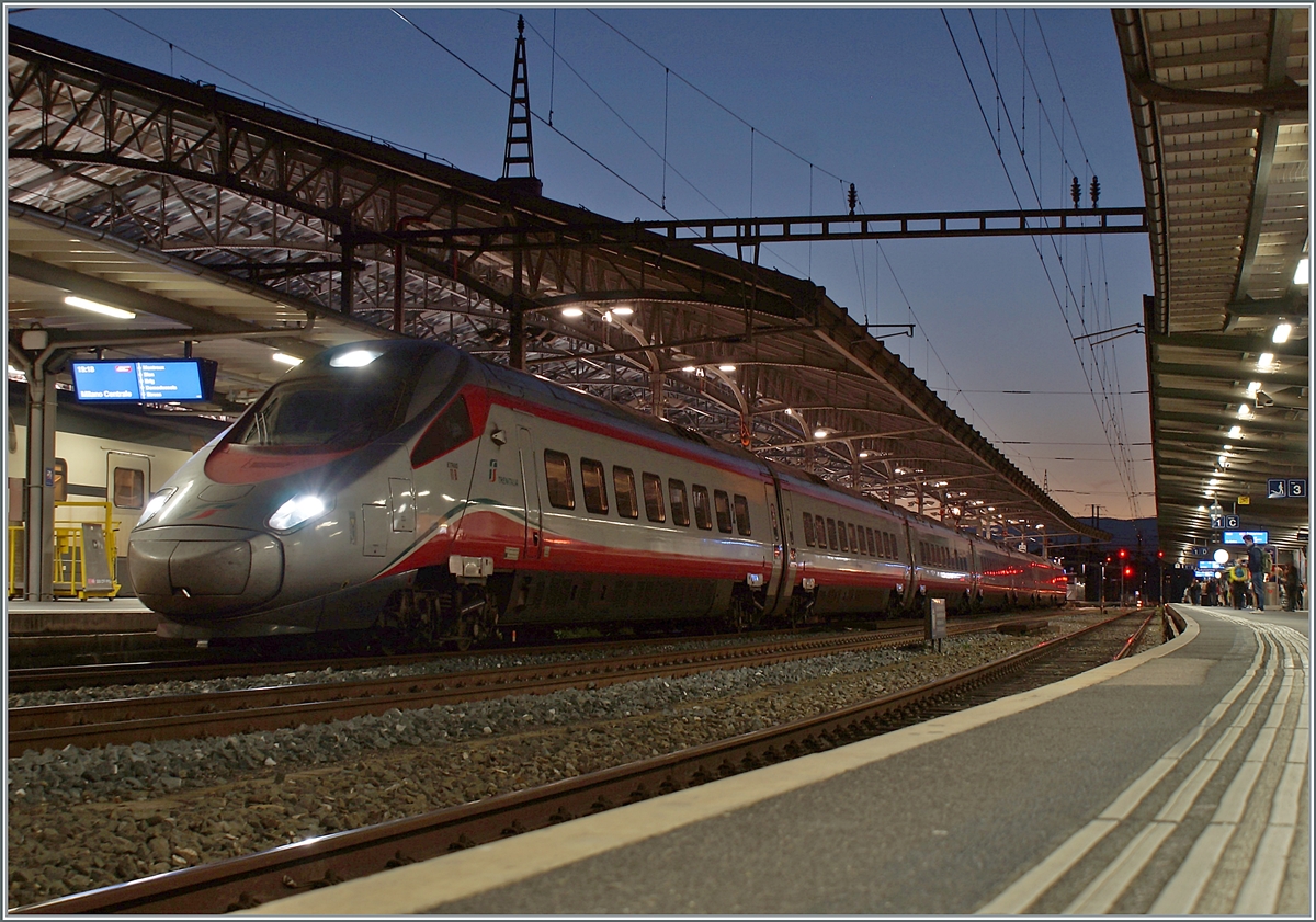 Der FS Trenitalia ETR 610 011 wartet in Lausanne als EC 41 auf die Abfahrt nach Milano Centrale. 

23. Oktober 2021