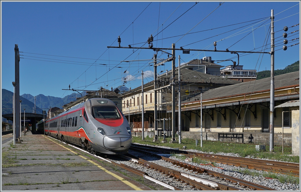 Der FS Trenitalia ETR 610 003 verlässt als EC 50 von Milano nach Basel SBB den Bahnhof Domodossola. Das Bild zeigt den Zug nach der Übernahme durch die SBB und somit mit dem Dreilicht Spitzensignal. 

25. Juni 2022