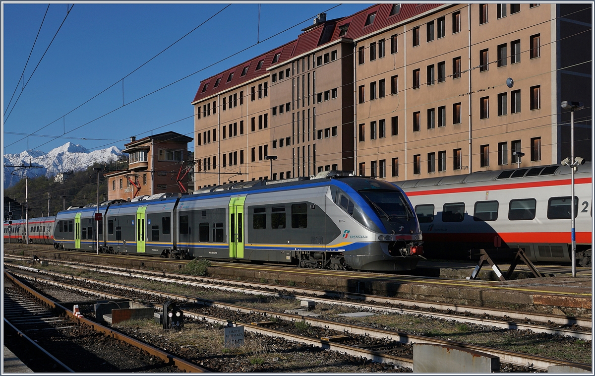 Der FS Trenitalia Minuetto ALe 501 / ME 55, bestehend aus den Elementen 94 83 3501 055-9 I-IT, 9483 0220 055-5 I-TI und 94 83 4502 055-6 I-TI wartet in Domodossola auf seinen nächsten Einsatz. Der Minuetto wird als Trenitalia  Regionalzug 10249 um 12:45 ab Domodossola nach Novara fahren. 

8. April 2019