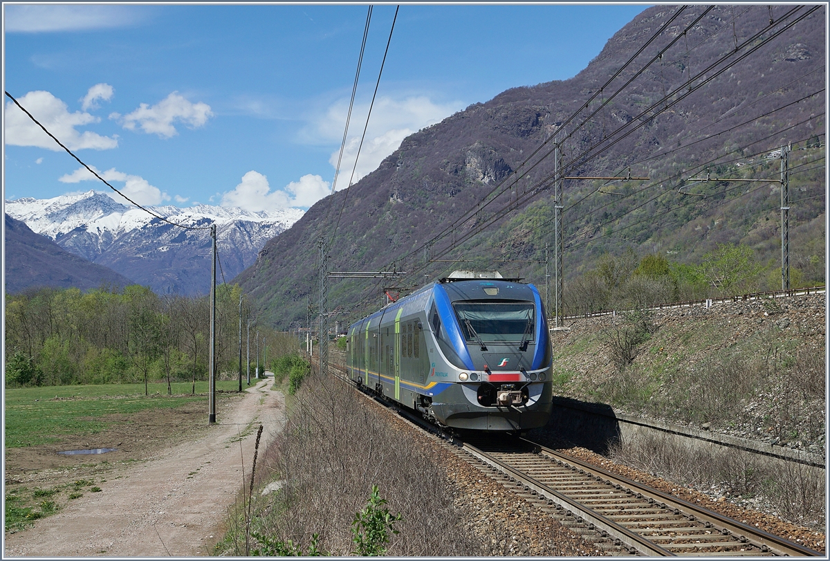 Der FS Trenitalia Minuetto ALe 501 / ME 55, bestehend aus den Elementen 94 83 3501 055-9 I-IT, 9483 0220 055-5 I-TI und 94 83 4502 055-6 I-TI ist als Trenitalia Regionalzug 10249 von Domodossola nach Novara kurz nach Premosello-Chiovenda unterwegs. 

8. April 2019