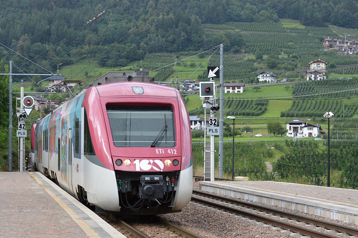 Der FTM-Zug 38 (Trient - Marilleva), bestehend aus zwei Treibwagen ETi 8/8 (n. 412 der vordere), kommt in Bhf Malé, am einem regnerischen Sommernachmittag. - 16.08.2014