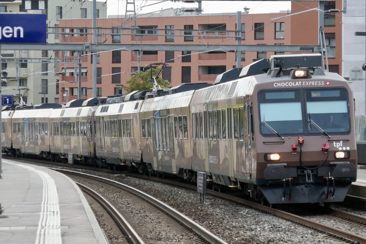 Der führende ABt 865-7  mit dem RBDe 560 245 und RBDe 560 235  ChocolatExpress  der TPF am 14.9.23 bei der Einfahrt in den Bahnhof Düdingen.