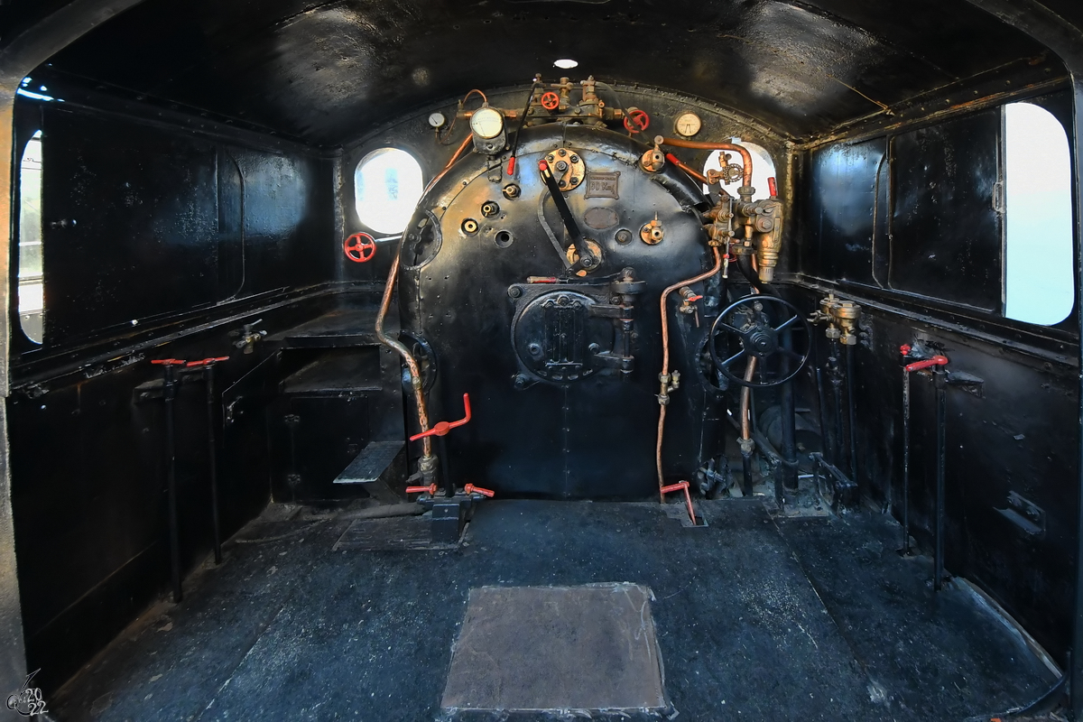 Der Führerstand der 1906 gebauten Dampflokomotive FCA 53  Mallet-Compound  (060-4013), so gesehen Anfang November 2022 im Eisenbahnmuseum von Katalonien.
