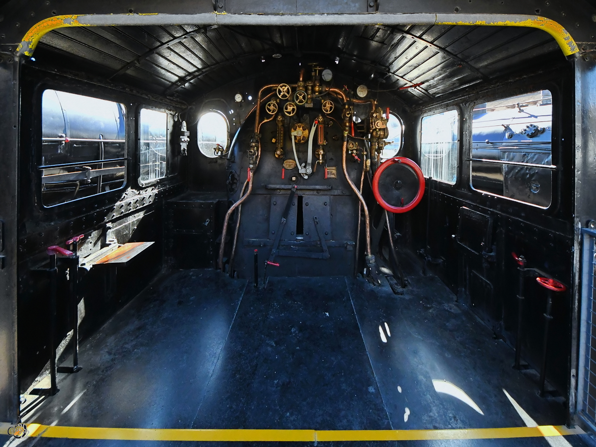 Der Führerstand der aus dem Jahr 1927 stammenden Dampflokomotive im Eisenbahnmuseum von Katalonien ist die (Ferrocarril Central de Aragón) 74  Mastodonte  (240-2047). (Vilanova i la Geltrú, November 2022)