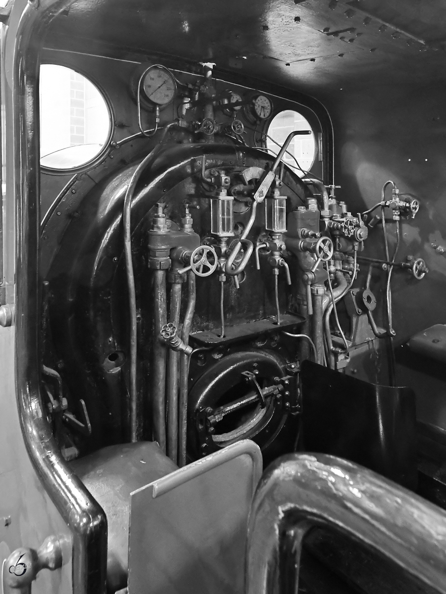 Der Führerstand der britischem Dampflokomotive No. 990  Henry Oakley , welche bei der Great Northern Railway im Einsatz war. (National Railway Museum York, Mai 2019)