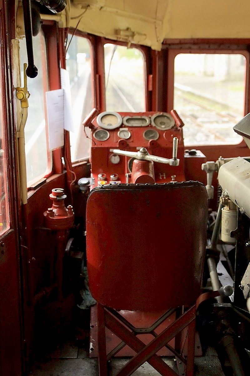 Der Führerstand des Renault VH-24 des Train a Vapeur des Cevennes, hier am 02.04.2017 im Bahnhof Anduze, ist spartanisch ausgestattet. Der Triebwagenführer hat seinen Platz direkt neben dem Motor und ist Lärm, Gestank und im Sommer wahrscheinlich auch der Hitze ungeschützt ausgesetzt.