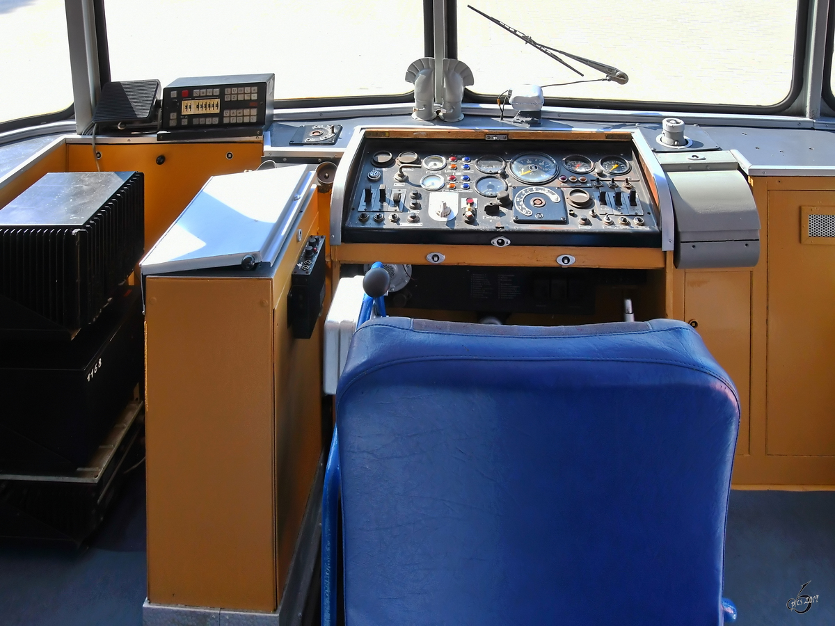 Der Führerstand eines Uerdinger Schienenbusses Anfang April 2019 im Oldtimermuseum Prora.