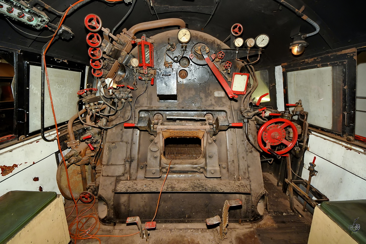 Der Führerstand der im Lokpark Ampflwang ausgestellten Dampflokomotive 52.1198. (August 2020)