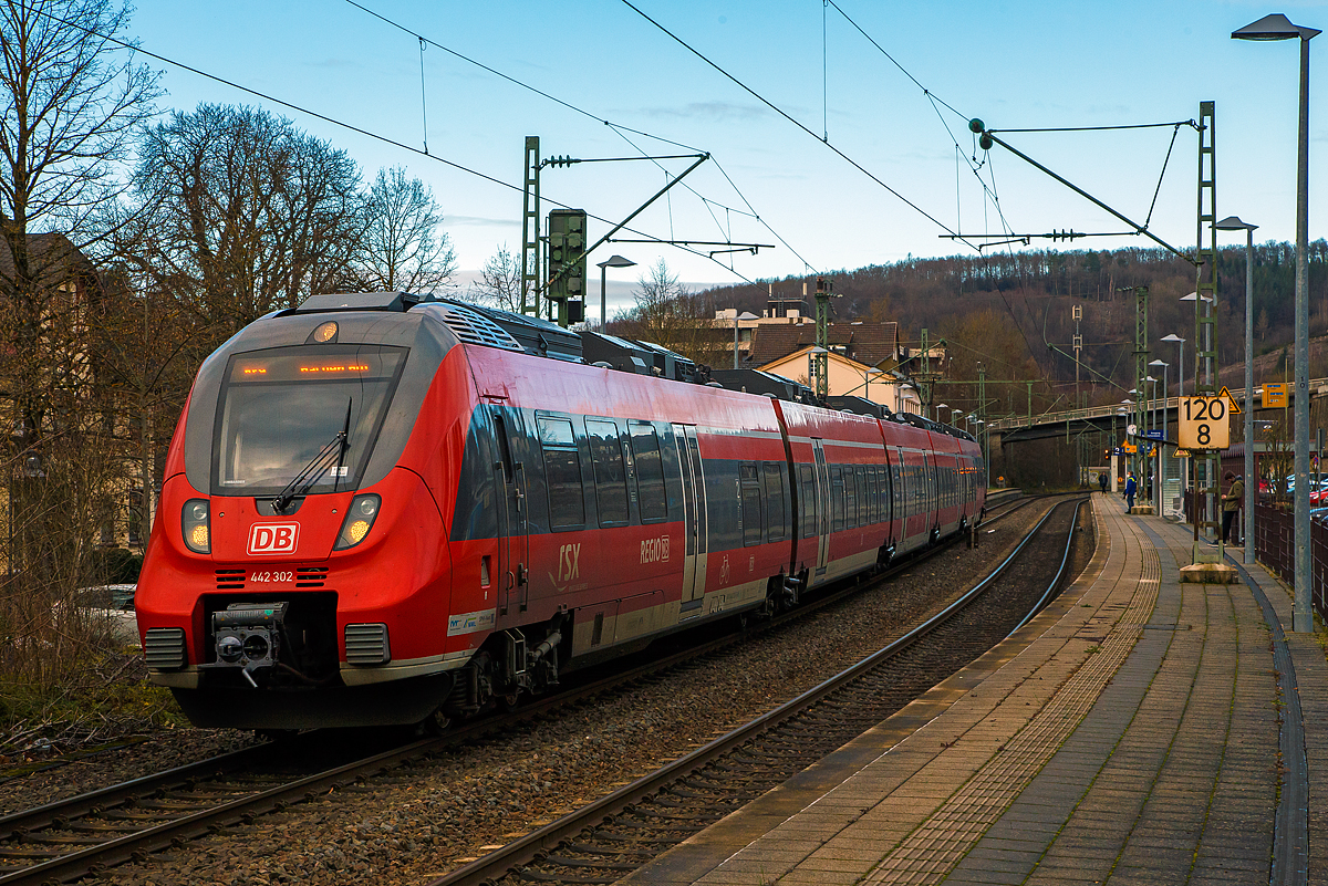 
Der fünfteilige Bombardier Talent 2 - 442 302 / 442 802 verlässt am 14.12.2020, mit dem  RE 9 (rsx - Rhein-Sieg-Express) Siegen - Köln - Aachen, den Bahnhof Kirchen an der Sieg in Richtung Betzdorf.