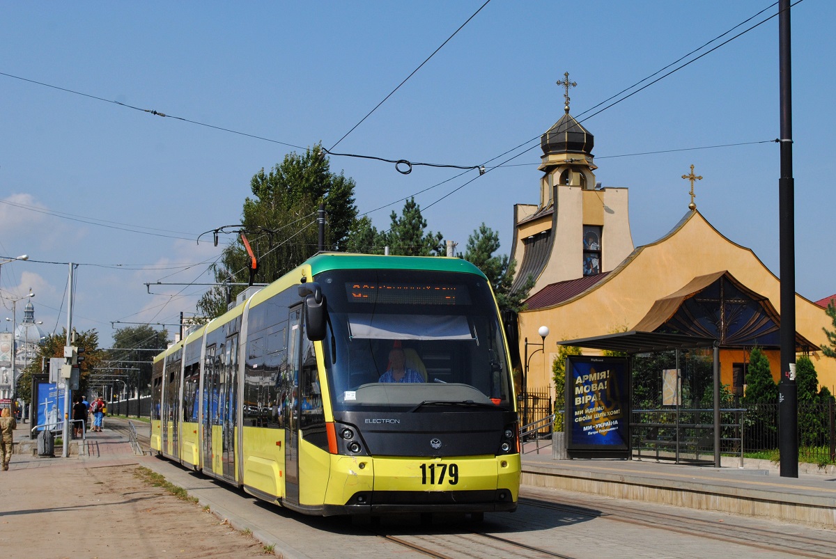 Der fünfteilige  Electron  1179 fährt vom Hauptbahnhof kommend durch die vul. Csernivetska ins Stadtzentrum. (30.08.2018)