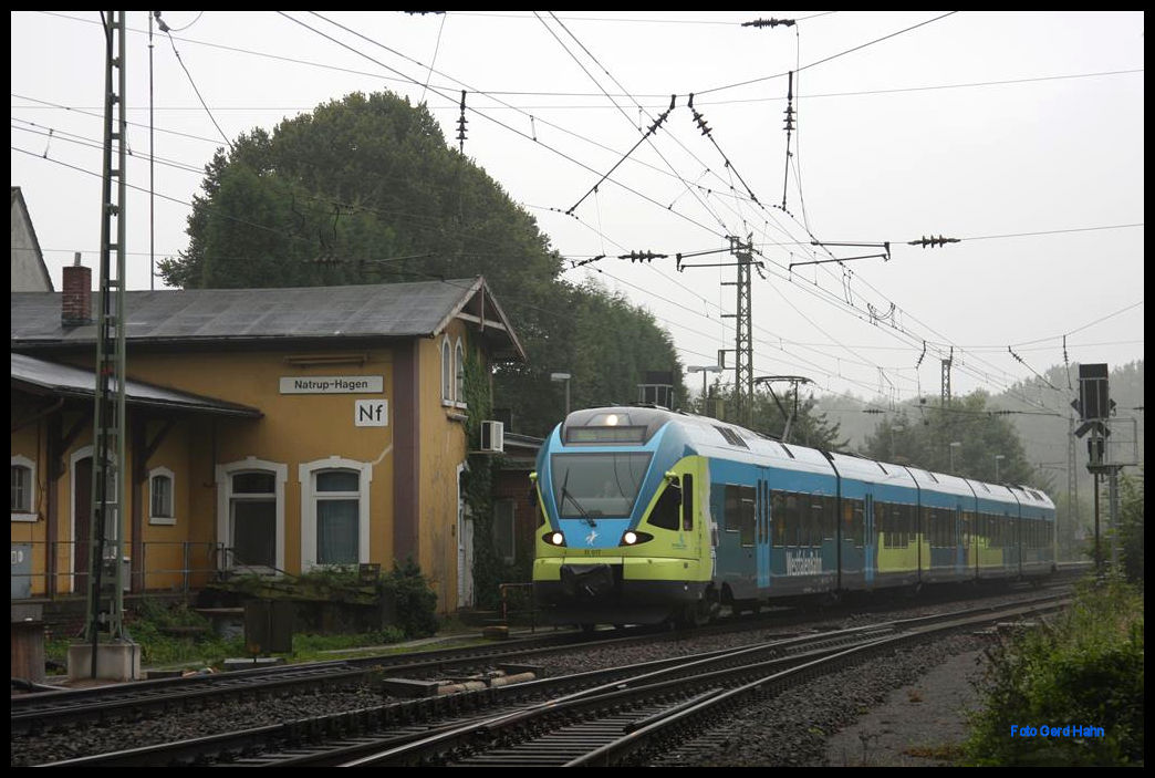 Der fünfteilige Flirt der Westfalenbahn ET 017 fährt hier am 17.9.2017 um 8.28 Uhr im Bahnhof Natrup-Hagen nach Osnabrück ab.