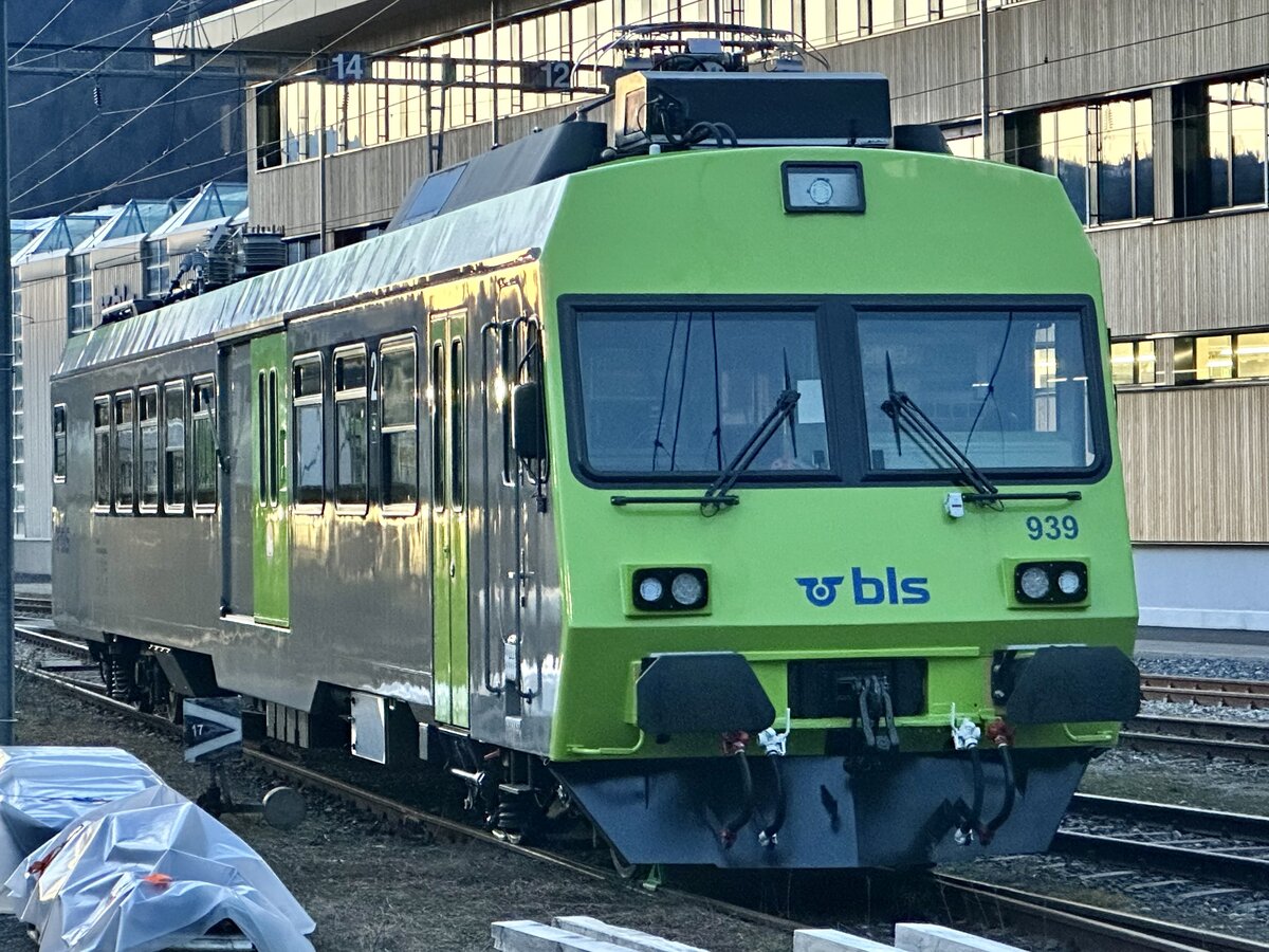 Der für Autozüge umgebaute BDt 939 der BLS am 26.2.24 vor der Werkstatt in Bönigen.