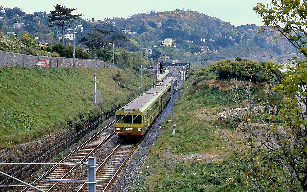 Der für den elektrischen Vorortverkehr von Howth nach Bray bei Linke-Hoffmann-Busch beschaffte Triebwagen 8322 der DART (Dublin Area Rapid Transport) verlässt im April 1992 Killiney in Richtung Bray