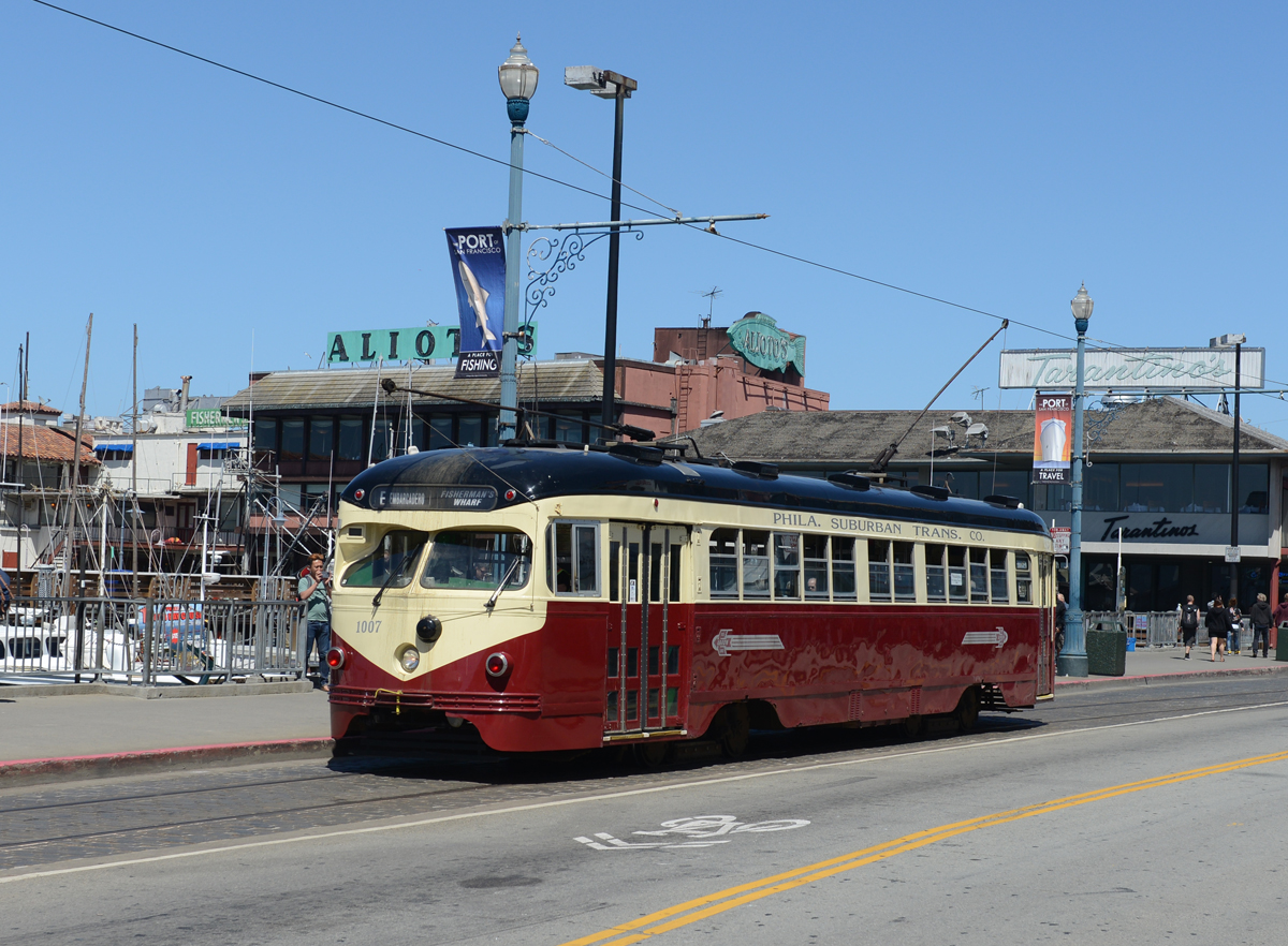 Der für die Philadelphia Suburban Transportation Co. 1948 beschaffte PCC-Wagen 1007  Red Arrow  hat am Nachmittag des 27. April 2016 das berühmte Vergnügungsviertel  Fisherman’s Wharf  soeben erreicht und wird nach der Wende in der Jones Street die Fahrt zurück nach Castro antreten.

