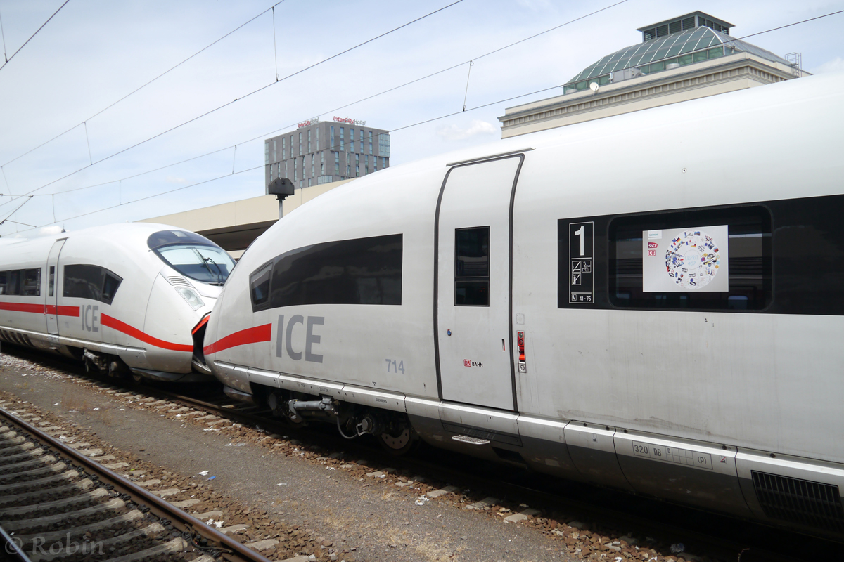 Der für Testfahrten eingesetzte Velaro-D Tz 714 wurde sogar mit einem Plakat vom französisch/deutschen Messzugteam versehen und steht zusammen mit dem Tz 704 in Mannheim. 
(26.06.14)