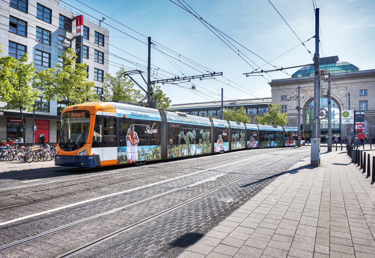 Der für die Thermen & Badewelt Sinsheim werbende rnv-Tramwagen 5711 fährt am 20.4.2017, kurz nach der Haltestelle Mannheim Hauptbahnhof vorüber.
Unterwegs war die Garnitur auf der Linie 1 (Schönau, Endstelle - MA-Rheinau, Bahnhof).