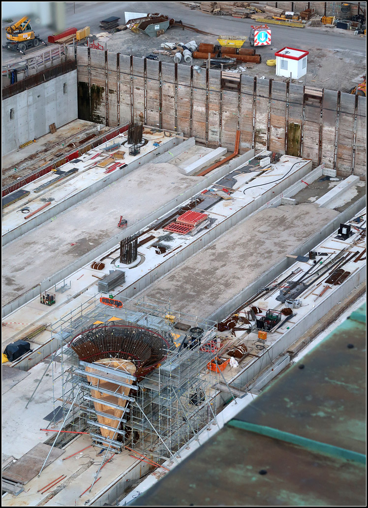Der Fuß einer Kelchstütze entsteht -

Architektonisches Merkmal des neuen Stuttgerter Hauptbahnhofes sind die Kelchstützen mit den darüber befindlichen Lichtaugen. Hier wurde für die zweite Stütze der Fußbereich geschalt.

28.07.2017 (M)