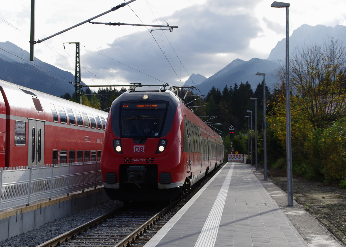 Der G7 oder doch G8 Gipfel bringt Vieles durcheinander! Der nächste G7 Gipfel findet im Schloß Elmau zwischen Garmisch-Partenkirchen und Mittenwald statt und zwar im Juni 2015. Neue Straßen werden gebaut, doppelte Wasserleitungen und neue Funkmasten werden errichtet. Auch die Bahnhöfe erfahren eine gewisse Zuwendung. Mittenwald und Klais bekommen neue Bahnsteige. 111 024-6 bringt den Wochenendverstärker mit Touristen von München nach Mittenwald und muß in Klais auf unser Hamsterbäckchen warten mit dem wir nach München fahren wollen. 2 442 215 wird uns nach München Hbf. bringen. 
Der Triebwagen kommt aus Innsbruck und wird in Garmisch-Partenkirchen mit einem zweiten Hamsterbäckchen gekoppelt. 11.10.2014 Bahnstrecke 5504 München - Mittenwald.