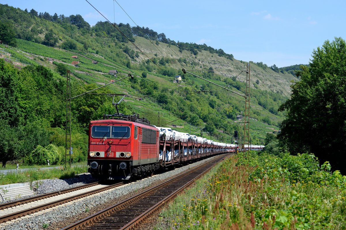 Der GA 60057 von Ingolstadt Hbf nach Osnabrück Rbf, beladen mit fabrikneuen Audis, wurde am 18. Juli 2014 von der 155 004 gezogen, der aktuell dienstältesten Lok dieser Baureihe. Aufgenommen wurde der Ganzzug bei Gambach.