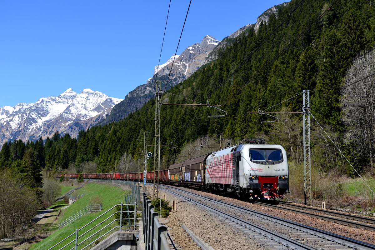 Der GAG 44126 wird dann planmäßig im Bahnhof Brenner auf eine RTC EU43 umgespannt. Am 08. April 2017 war dies das rote Zebra EU43 - 005. In gemächlicher Fahrt rollte der schwere Zug talwärts und konnte bei Pflersch fotografiert werden.