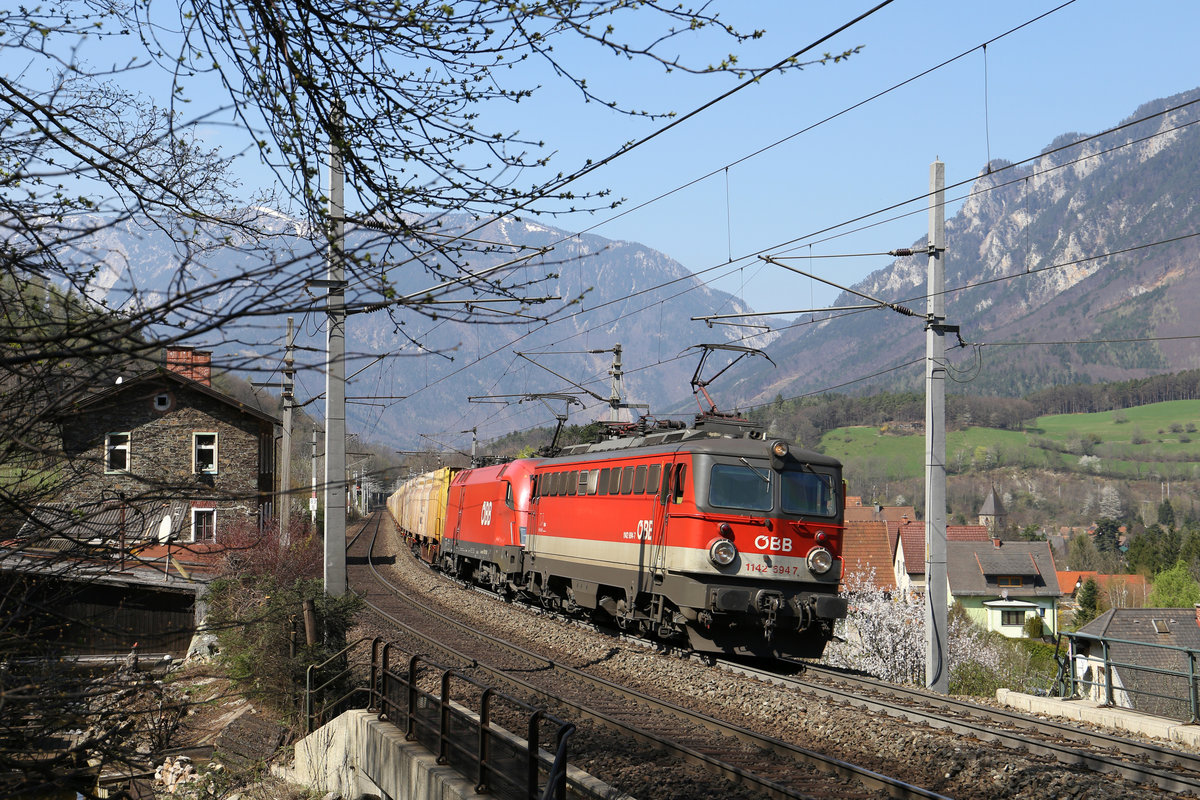 Der GAG-53515 umfährt Payerbach/R. mit 1142.694 und einer 1116er als Zugloks und der 1142.707 als N. am 1.4.17